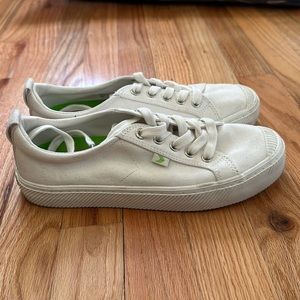 Cariuma OCA Low Canvas Sneaker